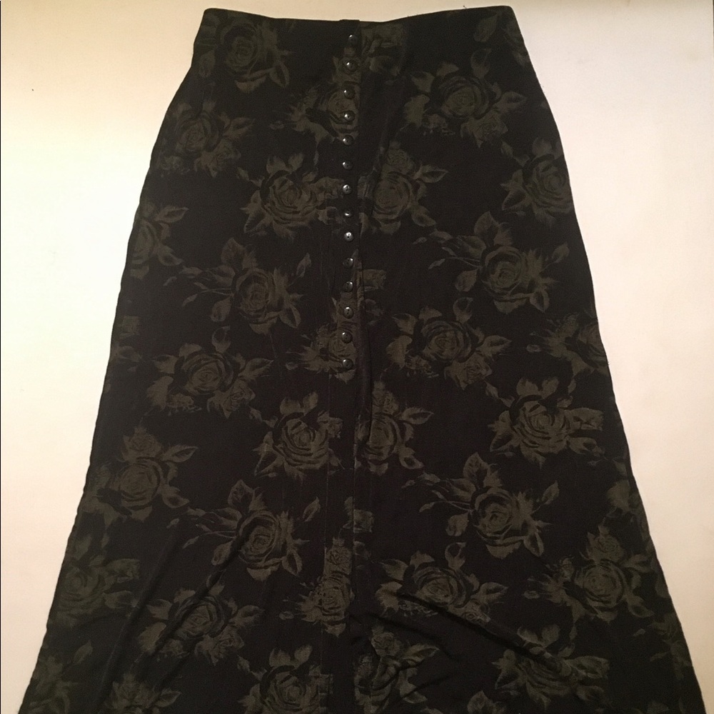 Es • se Black Rose Slit Skirt